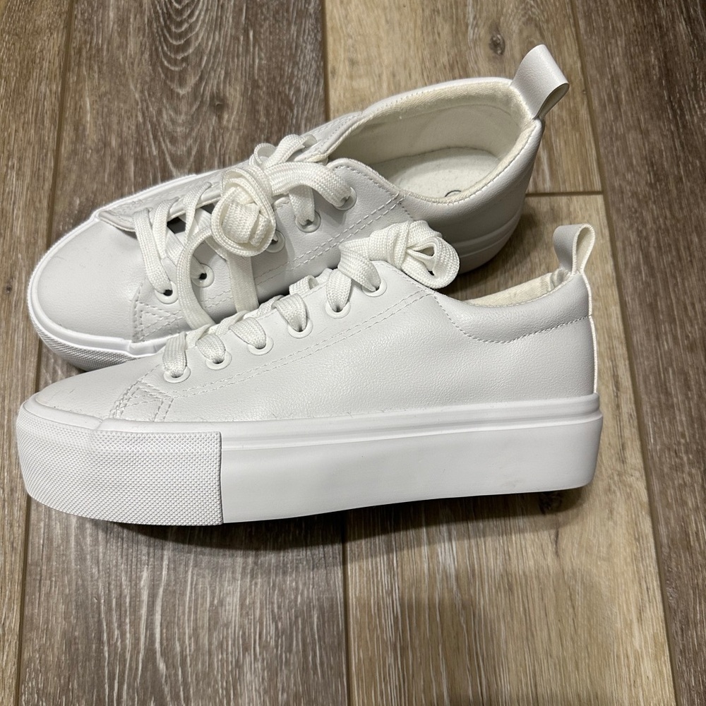 👟 new white platform snicker size 5 but it fits like women 6
